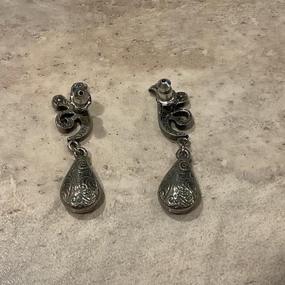 Marcasite pierced earrings purple teardrop stone dangle 1” vintage - Picture 3 of 8